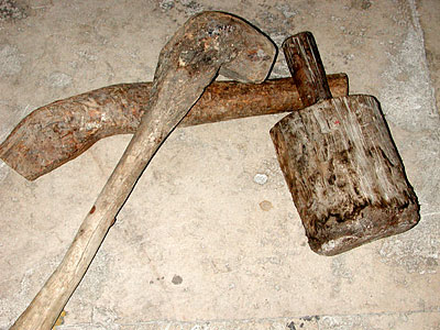 Martelli in legno usati dai pastori transumanti per conficcare nel terreno i pali del recinto delle pecore . (foto Gioac