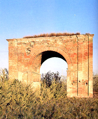 Arco onorario di Canosa per la Via Traiana. (foto Gioacchino Albanese)